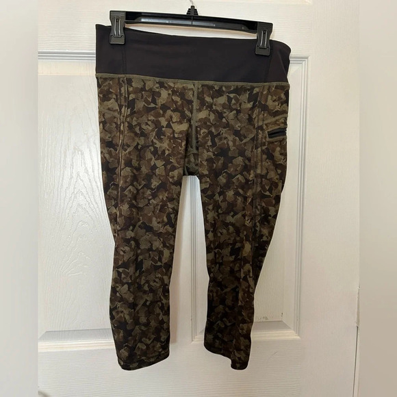 20. Lululemon Run Top Speed Crop *Full-On Luxtreme
Mystic Jungle Fatigue… - Picture 1 of 5